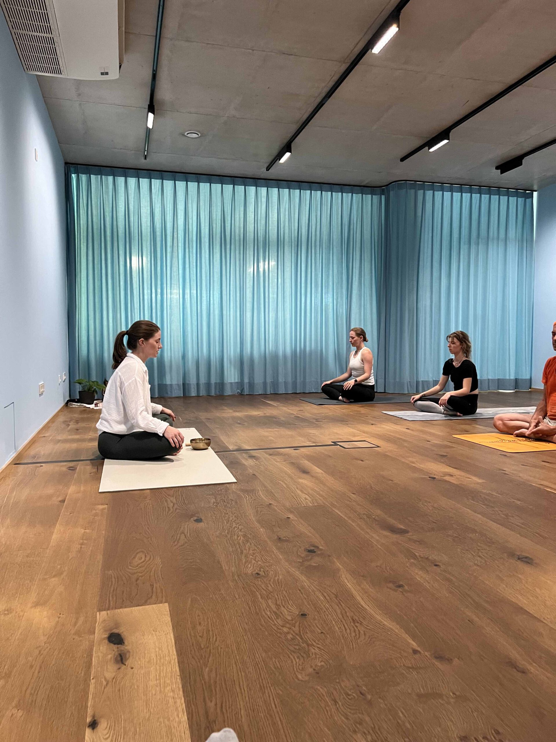 Eine Yogastunde. 
