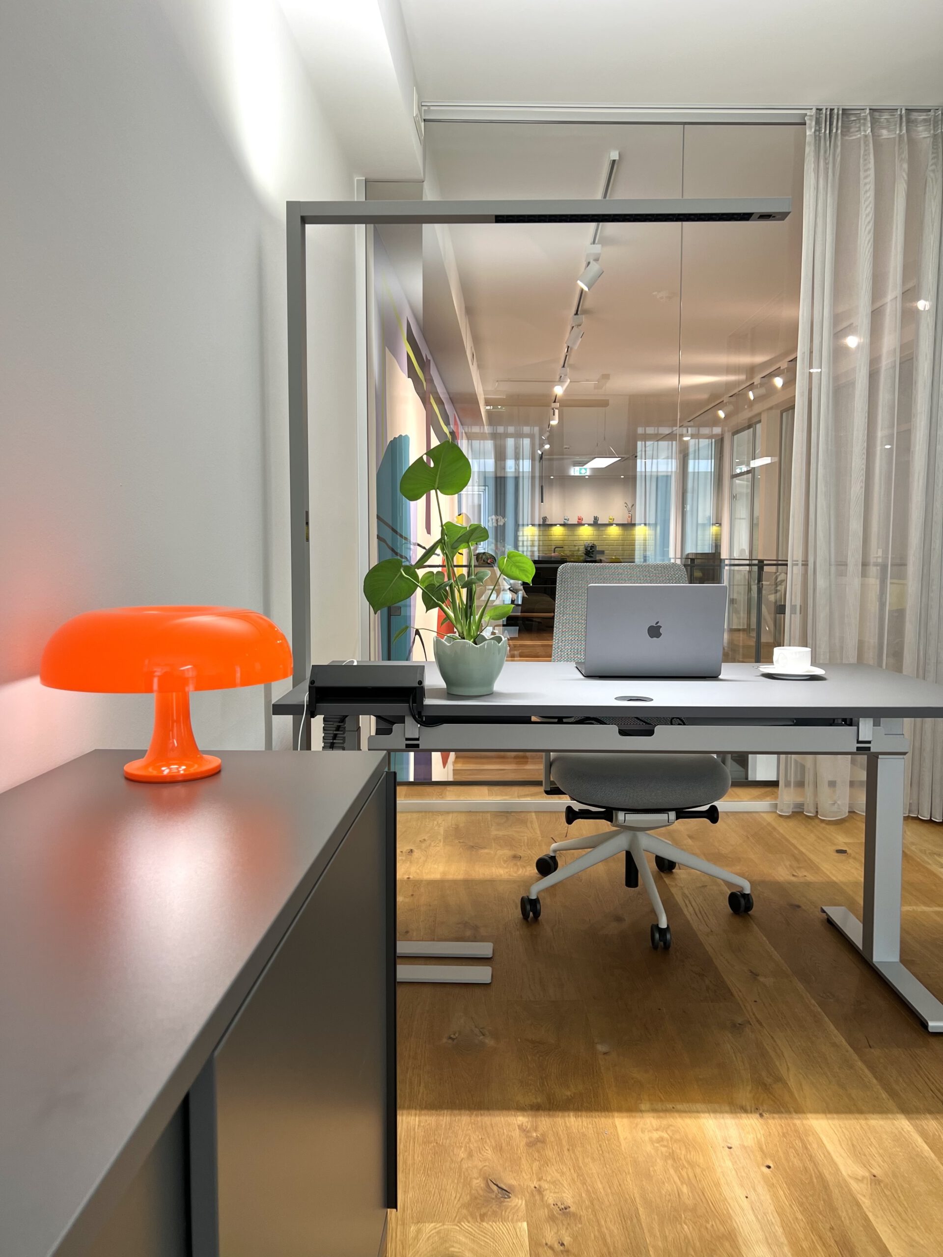 Ein Büro mit Design Akzenten. 